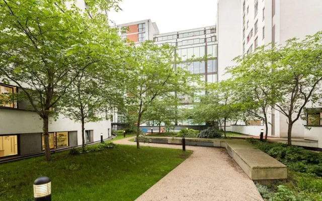 Platinum Apartments Next to Victoria Station 9981