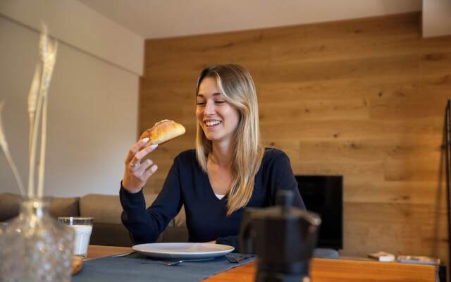 SnowLake Suite & Apartments