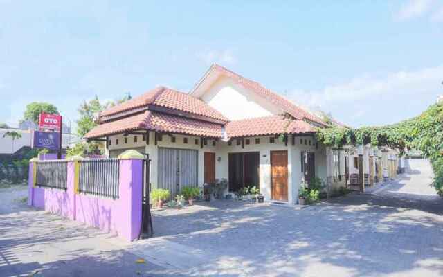 OYO 1680 Dahlia Guesthouse Near RSI Hidayatullah