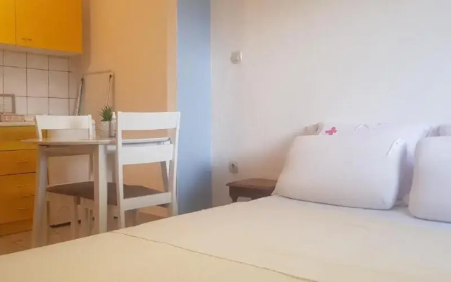 Studio apartment KIKI for 2, near Old Town & Beach, free WiFi