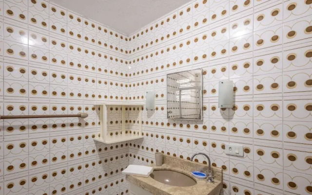 Apt in BC Center w Balcony 260m From Beach Elo0207