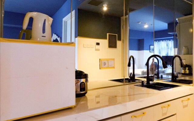 Luxurious Studio Apartment At La Riz Supermall Mansion