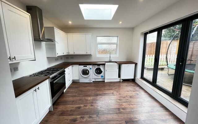 Lovely 4-bed House in Central Wolverhampton