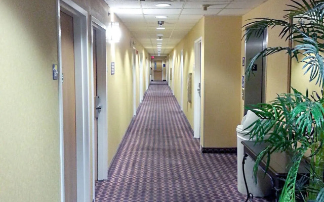 Hometown Inn & Suites Jacksonville - Butler Blvd./Southpoint