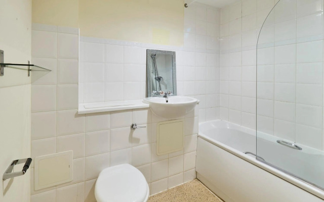 Bingley Court - Open plan apartment near Canterbury East Station