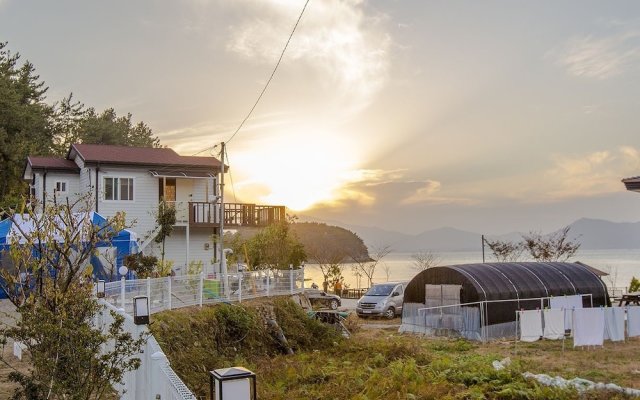 Sea and Sunset Pension