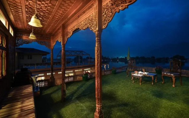 WelcomHeritage Gurkha Houseboats