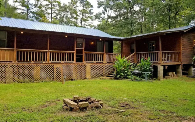 Wild Blue Yonder Cabin With Extra Studio Room, Hot Tub, Fire Pit in the Back Yard by Redawning