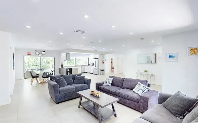 Villa Shapira 6BR Designer Home w Pool