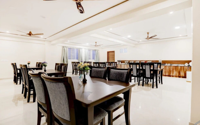 Emora Hotel And Suites Brookfield by Treebo