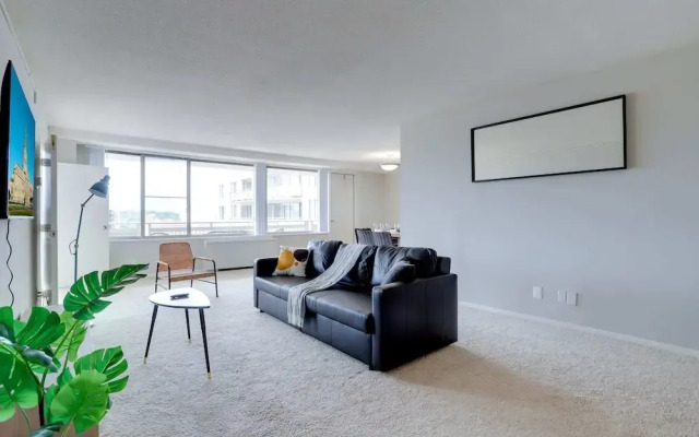 Prime Location Apartment at Crystal City