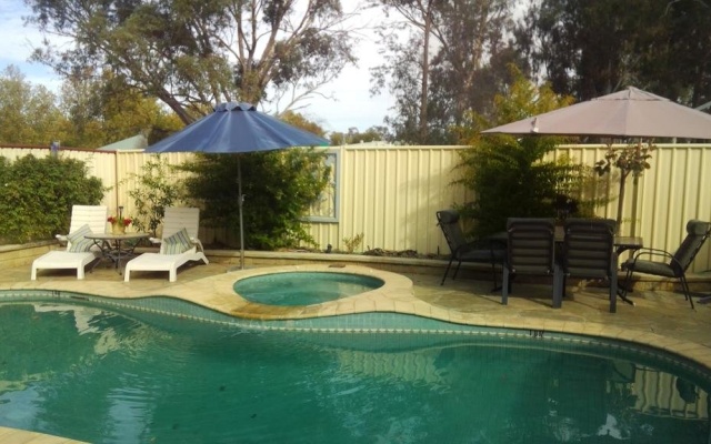 Courtsidecottage Bed and Breakfast – Pool – Euroa