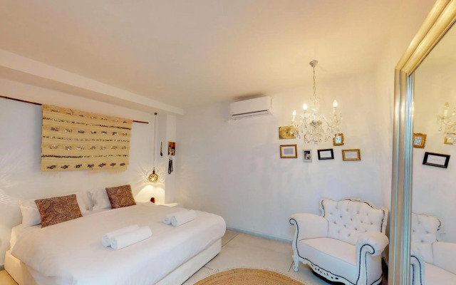 Roman Atmosphere by HolyGuest