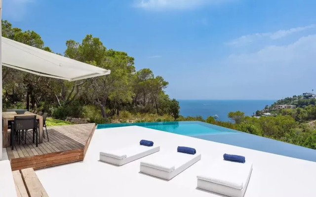 Stylish Villa With Infinity Pool
