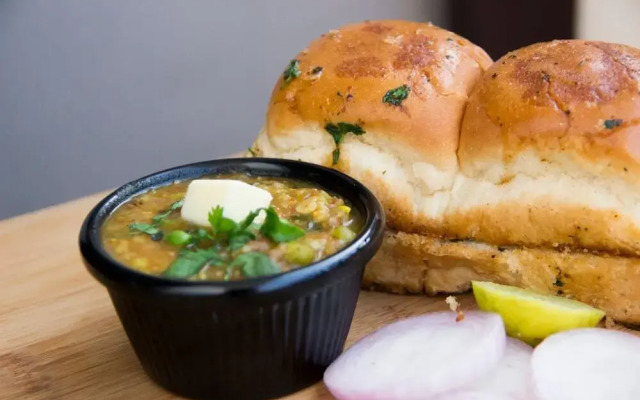 Log Inn Plaza By OYO Rooms