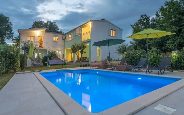 Sunny Escape Holiday Home Dicmo With Pool and Gym