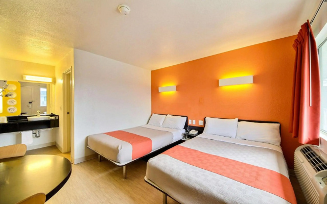 Motel 6 San Marcos, TX