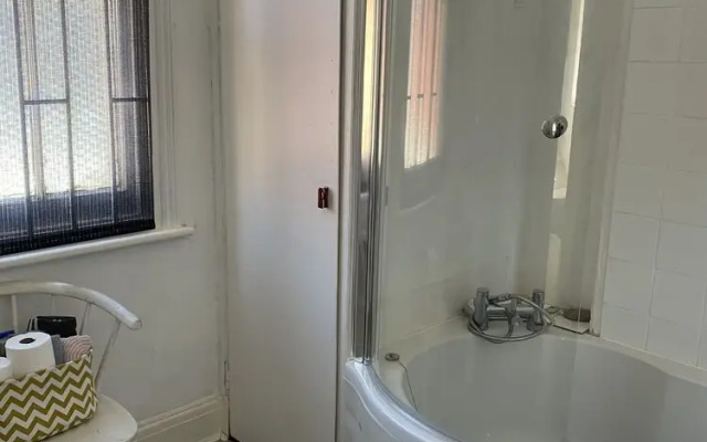 Stunning 2-bed Apartment Above Schooners Bar