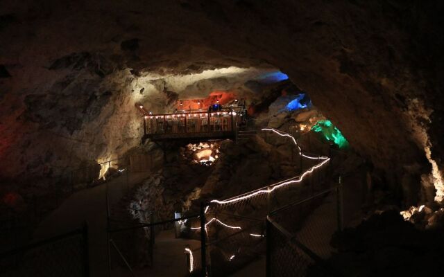 Grand Canyon Caverns Inn