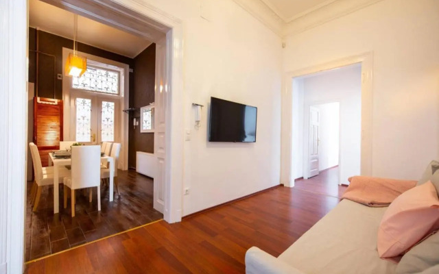 Very central convenient large AC place
