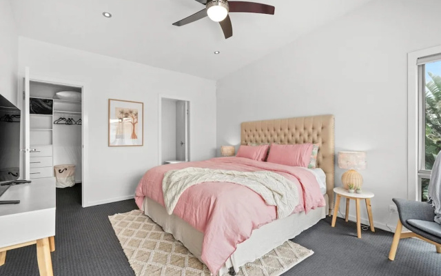 Luxurious 5-bed Home by Avoca Beach – Guest Rooms – Avoca Beach