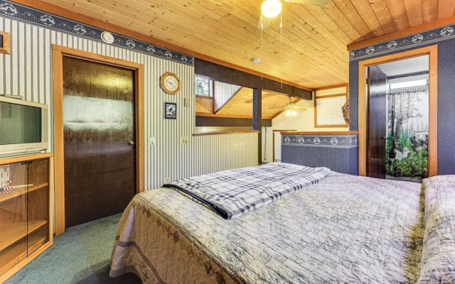 Community Perks & Watercrafts: Shaver Lake Condo
