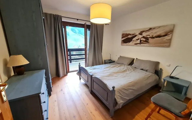 Apartment With Balcony and Mountain Views