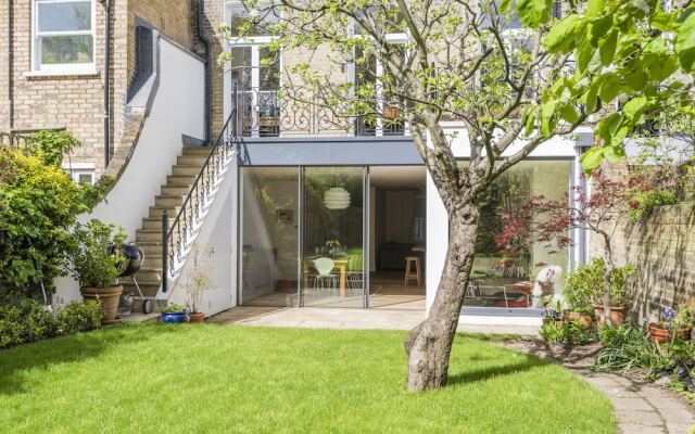 Luxurious Highbury Mansion with Beautiful Garden