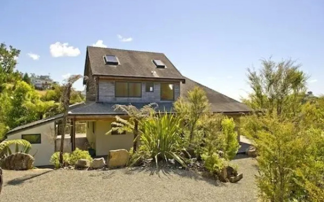 Treetop Oasis - Tairua Executive Holiday Home