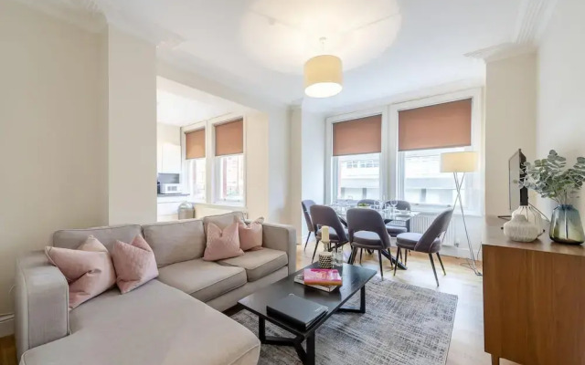 Modern Three Bedroom Apartment in Hammersmith