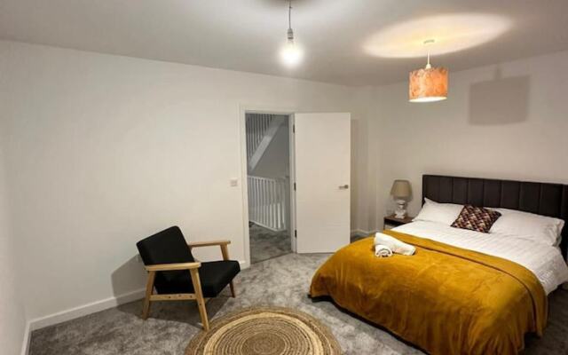 Immaculate 4-bed House Near City Airport