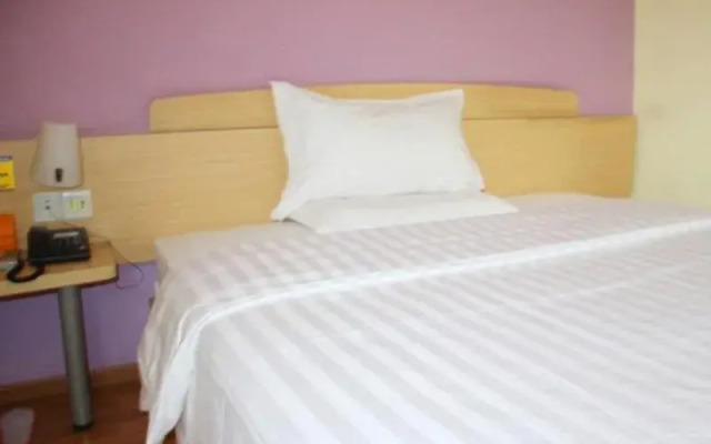 37.2 °C Theme Hotel
