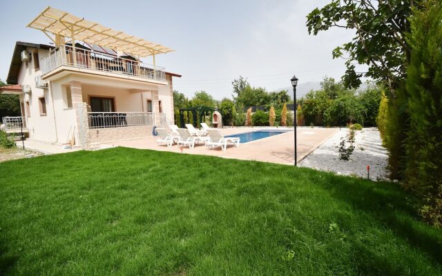 Villa Ozden by Helaltatilvillari