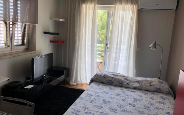 Gorgeous Biserka Apartment near the sea