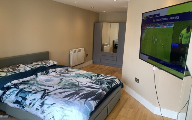 Charming 2-bed Apartment in Kingston Upon Thames