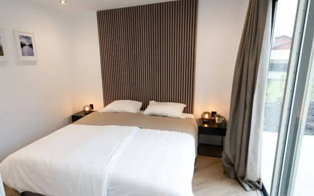 Deluxe Canal-side Stay