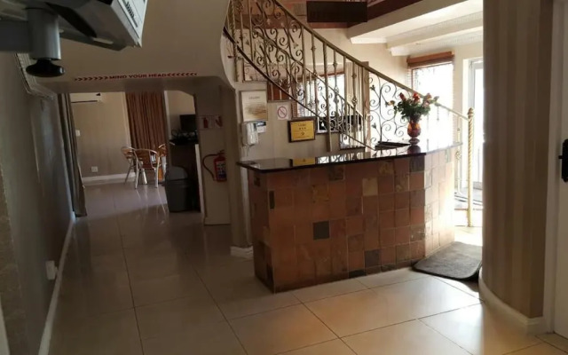 Savoy Lodge - Budget Triple Room 4