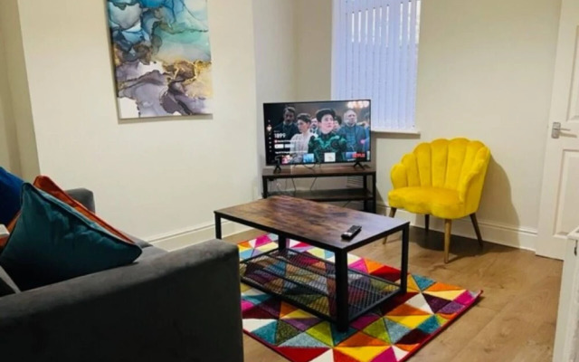 Inviting 3-bedroom Home in Liverpool With Parking
