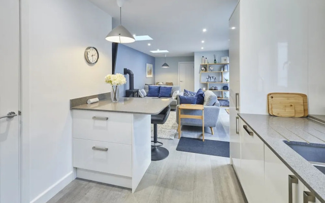 Host Stay Harrow Bothy