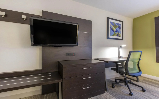 Holiday Inn Express & Suites Chicago West - St Charles