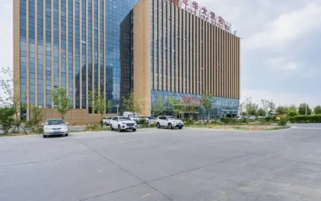 Karamay Jiuyue Longhua Grand Hotel