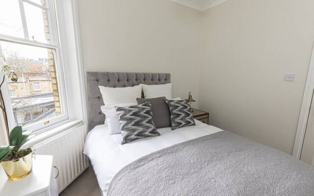 Stylish 3 Bedroom Flat with balcony is West Kensington