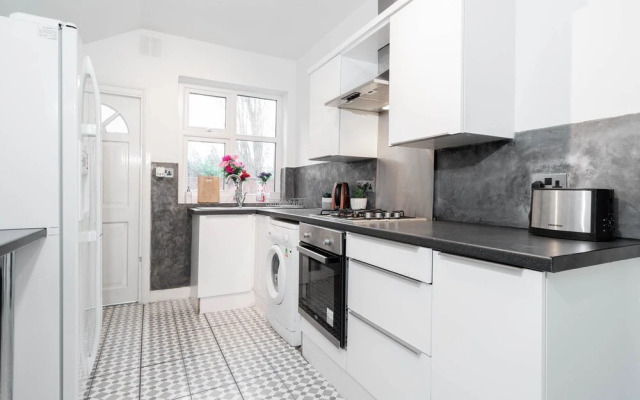 Family Home With Garden in Prime Birmingham Location