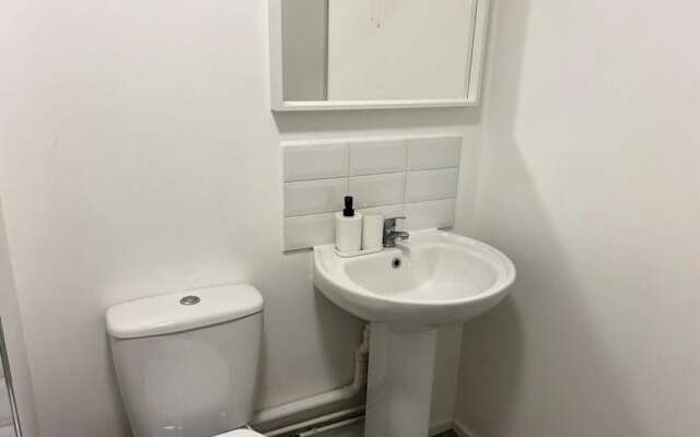 Essex 2 Bed Flat Near Station With Free Parking