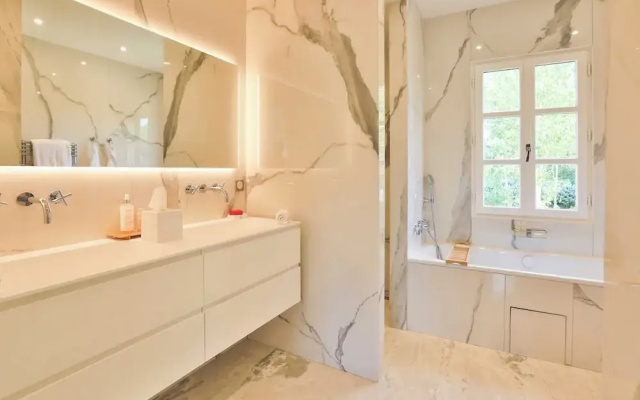 Magnificent Villa Overlooking the bay of Canebiers