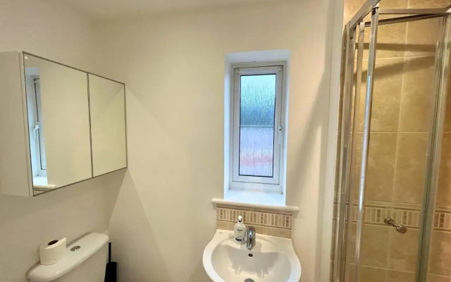 Wokingham Spectacular 2 Bedroom Penthouse