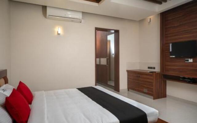 Capital O 23040 Royal Indus