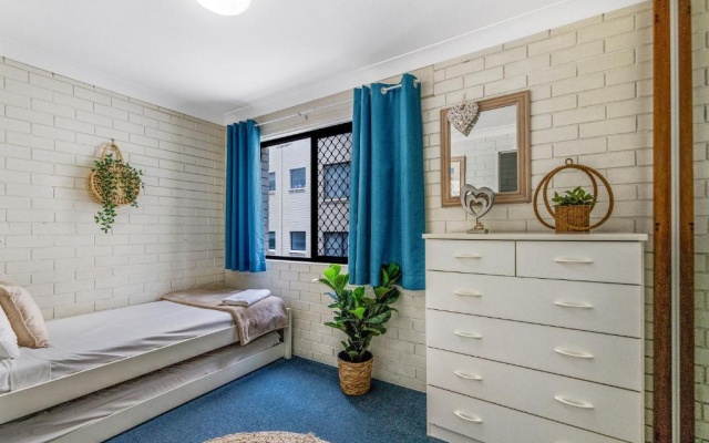 Surfers Paradise- meters from the beach! – Guest Rooms – Gold Coast