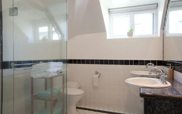 Lowena Cafe and Accommodation