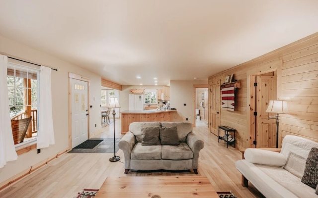 95gs - Hot Tub - Wifi - Pets Ok - Sleeps 4 2 Bedroom Home by RedAwning